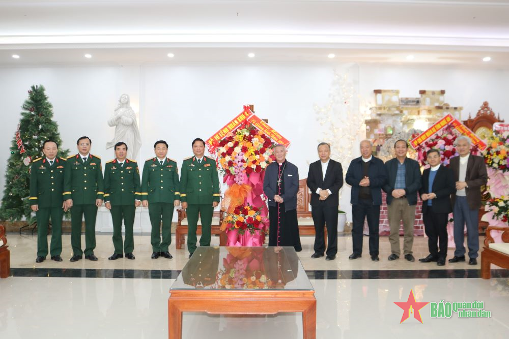 Bộ tư lệnh Quân khu 4 chúc mừng Tòa Giám mục Giáo phận Vinh nhân dịp Lễ Giáng sinh